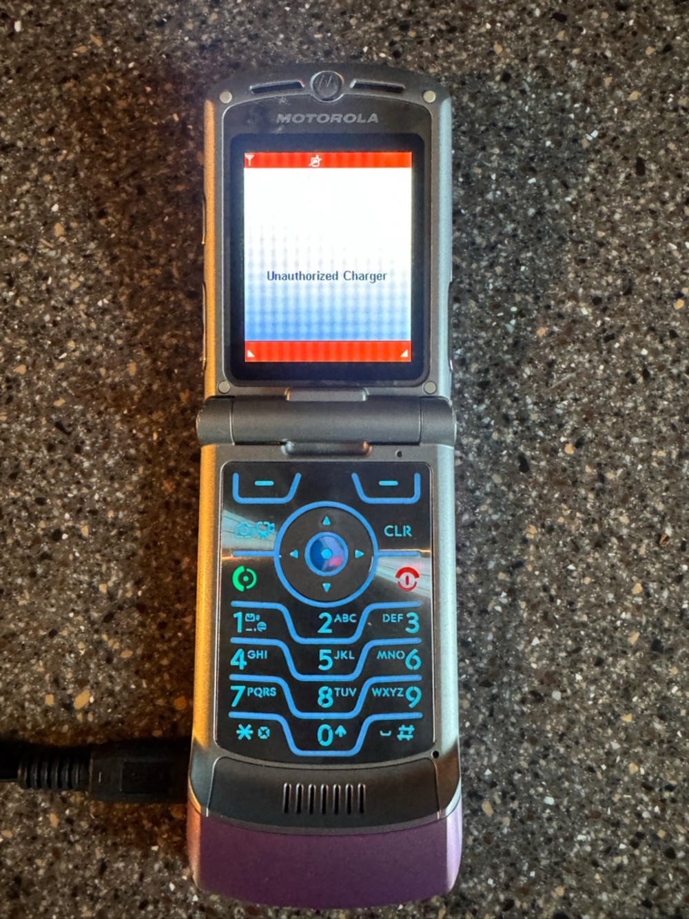 Motorola Razr Flip Phone with Charger!!Pink Verizon Works! Nostalgic Aesthetic - Picture 5 of 10